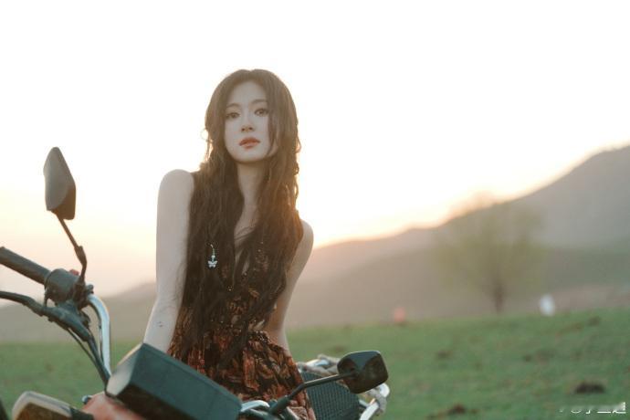 李兰迪李兰迪摩托大片李兰迪摩托后座我来坐李兰迪也太好看了吧。草原那么辽阔，她往