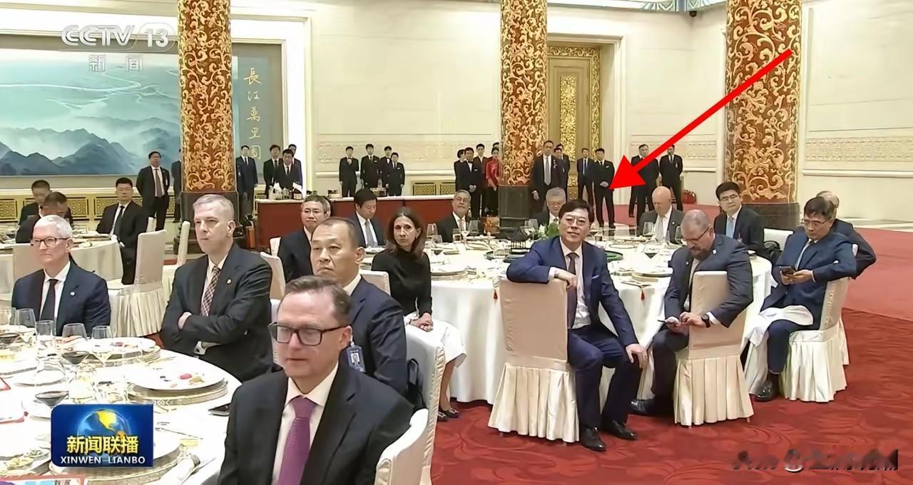 国宴上看到一个熟悉的面孔，一下子想不起他的名字了…他是谁？他怎么会出现在国宴