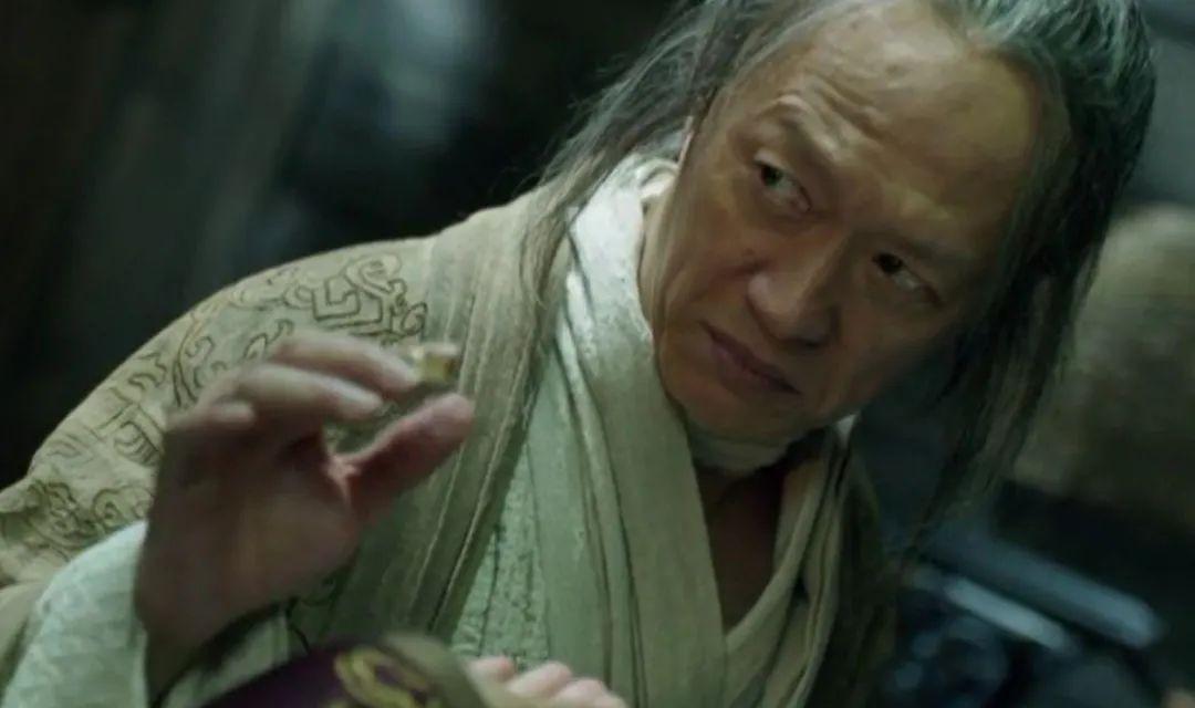 魏忠贤坐在朝堂之上，下令剥光囚犯衣服，用融化的沥青浇在他身上，等到沥青凝固，轻轻