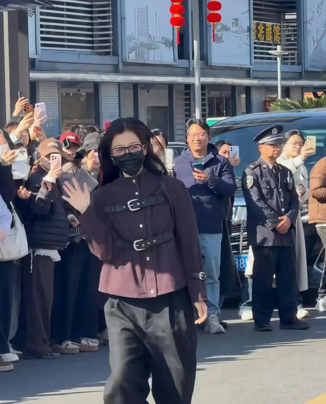 虞书欣最新路透，这身衣服怎么评？