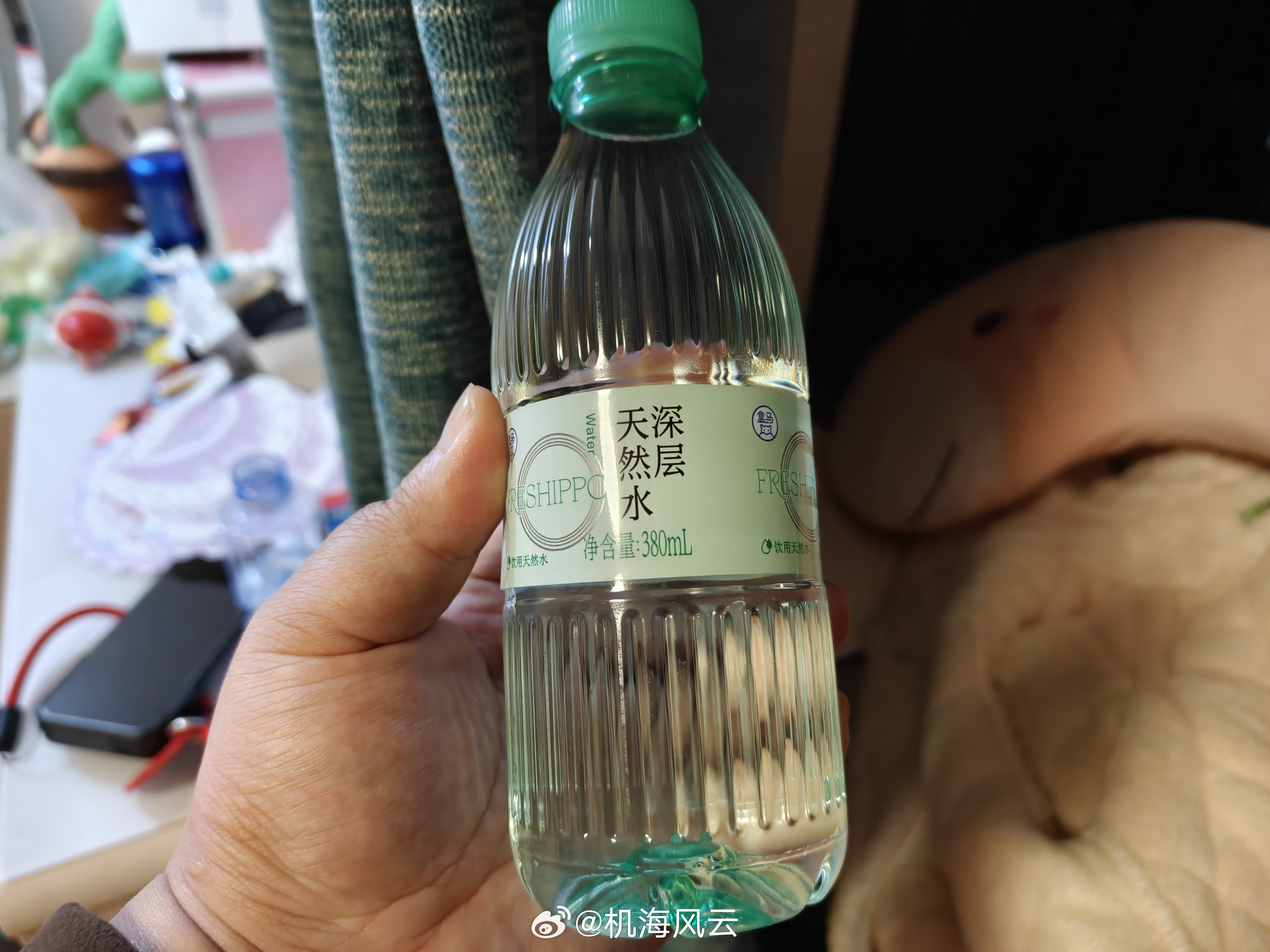 绝味是不是要发展瓶装水业务啊？每次点它家的外卖好像都给我放水，有时一瓶，有时两瓶