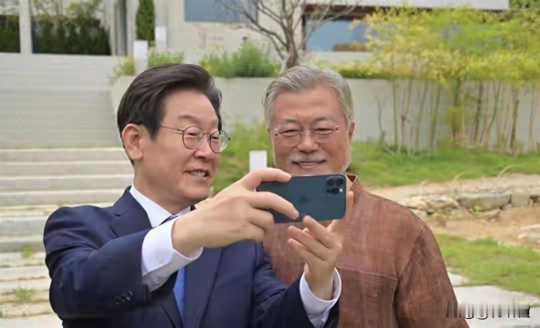 尹锡悦输给李在明的原因找到了吧？李在明邀请文在寅到青瓦台吃拌饭，两个人见面拥抱，