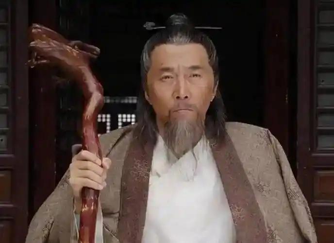 袁枚24岁就金榜题名，38岁便辞掉官职、归园隐居，盘下随园饮酒作乐、享清福，六位