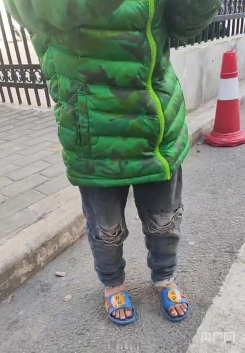 最近，陕西西安那个寒冬穿拖鞋捡食的8岁流浪女孩引发了社会关注。好多网友看到报道后