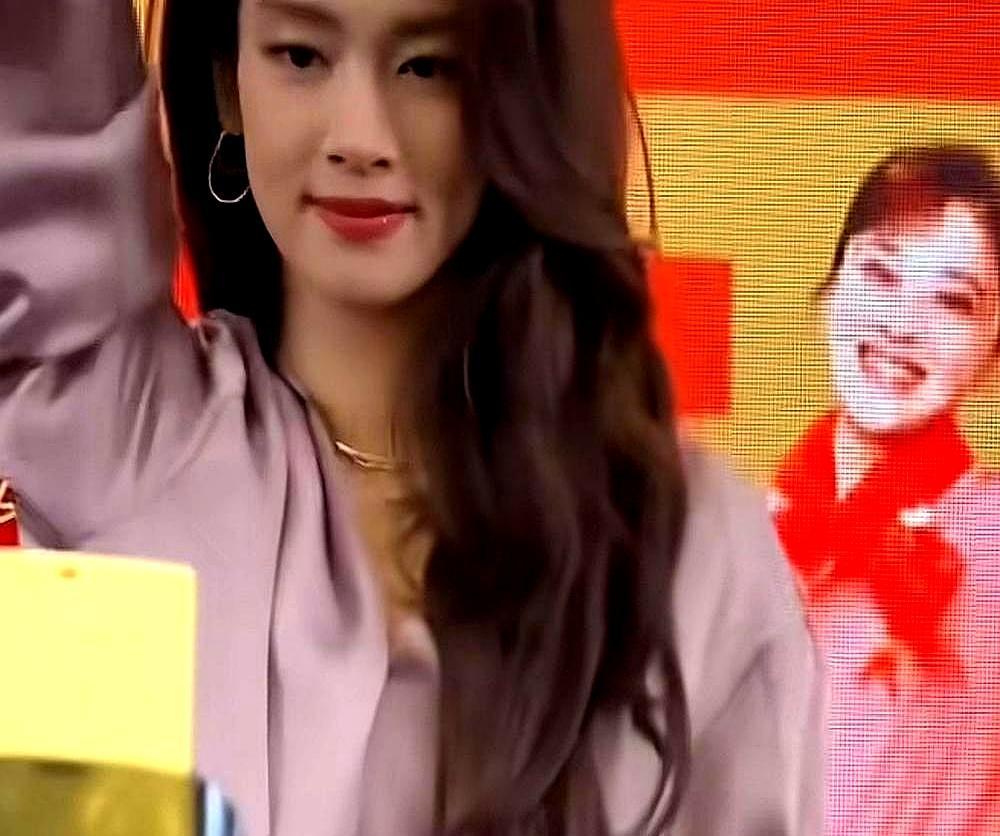 现在的热搜，正忙着杀死一个疲惫的“活人”。直播间里，陈昊宇低头反复折叠一张