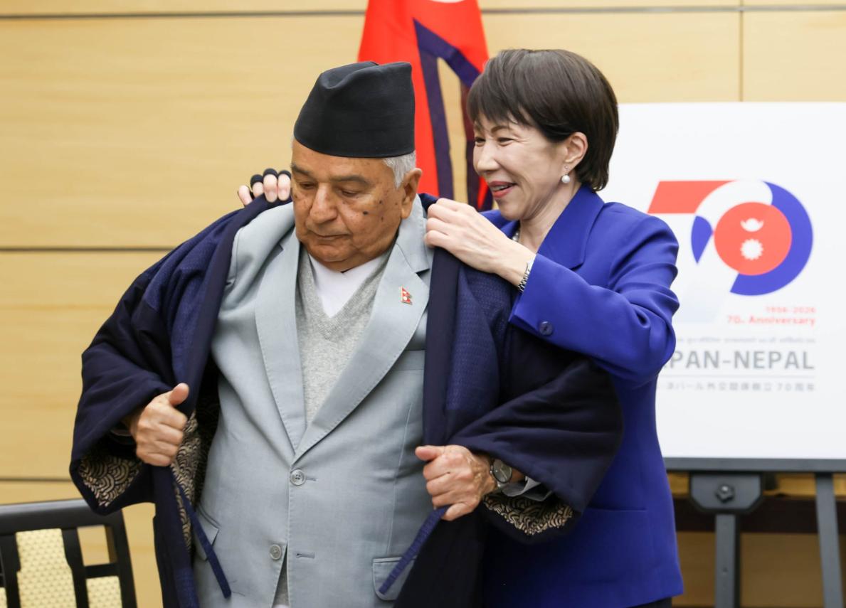 当地时间2月4日，高市早苗帮尼泊尔总统穿衣服的照片，引爆了日本互联网，很多日本民