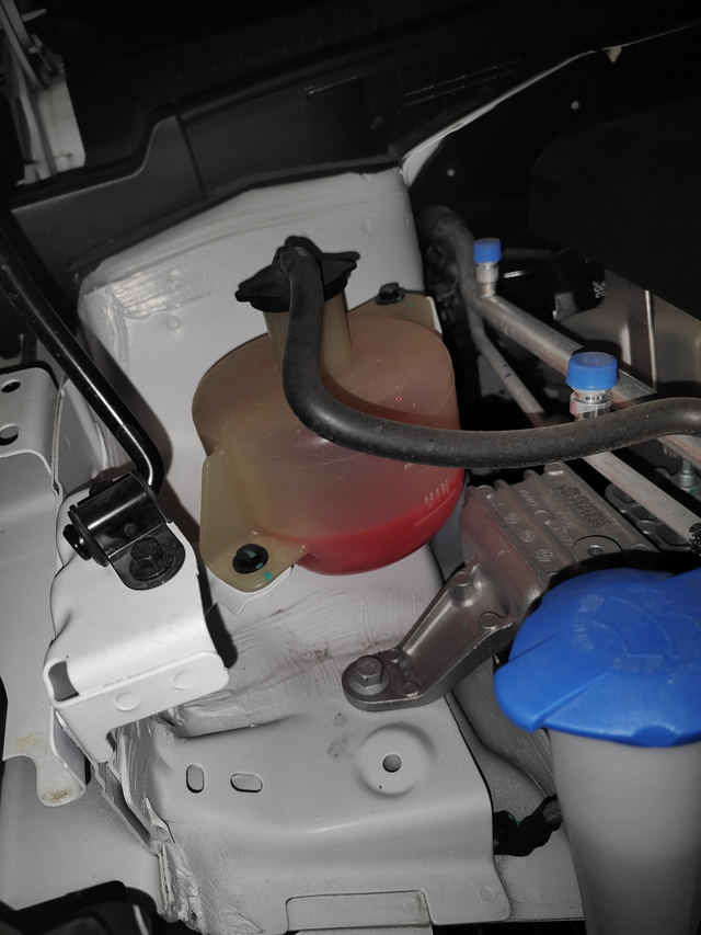 你们四代帝豪有这样的问题吗跑了2300公里，不着车防冻液比最低刻度线高点，还有