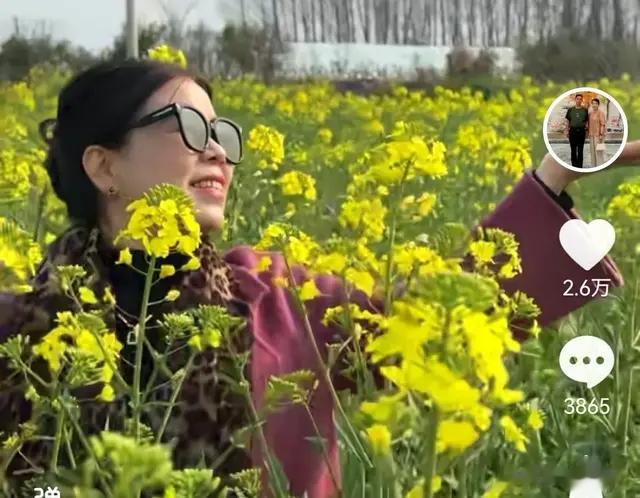 女神节许敏赠祝福! 姚爸现身油菜花地给爱人送礼物