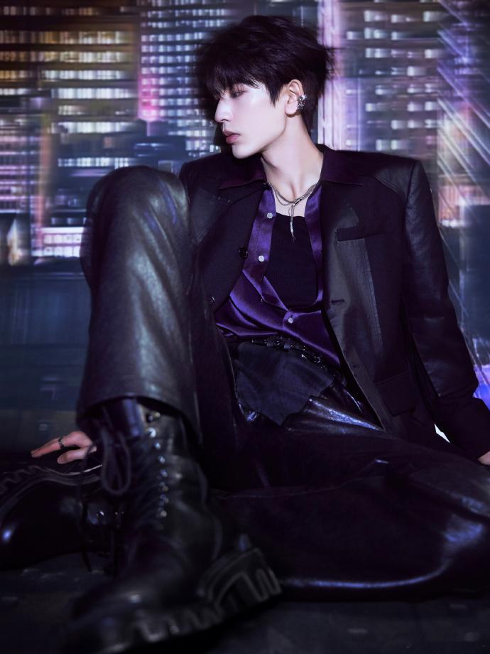 张凌赫紫色深V紫色果然很有韵味啊眉钉、耳骨夹、紫色深V，这个张凌赫魅魔来的！20