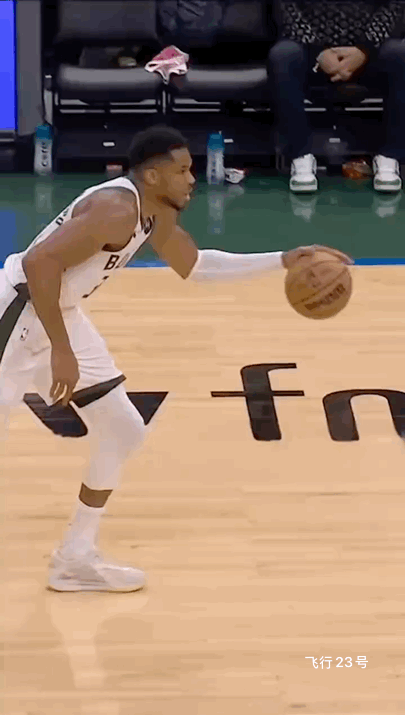 字母歌这个上篮是好球还是走步？在NBA历史上三分线外运球次数最少的我能想到的只