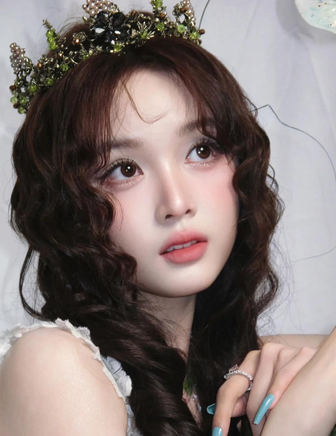 森林精灵｜吴宣仪绿野皇冠写真壁纸吴宣仪吴宣仪壁纸明星壁纸绿色系壁纸清新