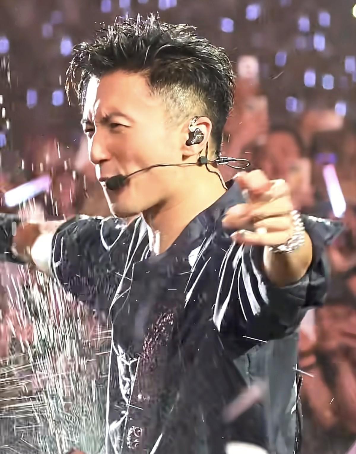 谢霆锋晒西安演唱会现场即日，谢霆锋在社交平台晒出西安巡演现