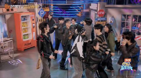 何炅已经在努力劝架了在娱乐圈这个看似光鲜亮丽，实则暗流涌动的江湖里，各种纷争和