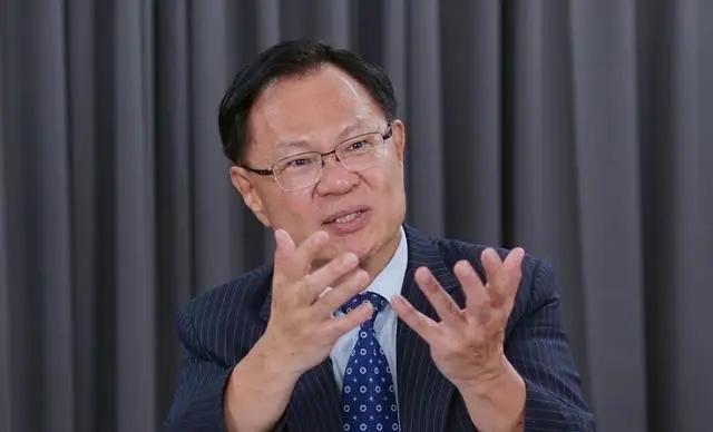 梁文杰被逼迫说，两岸关系不是“两国”关系。前段时间，民众党民代张启楷在质询台陆
