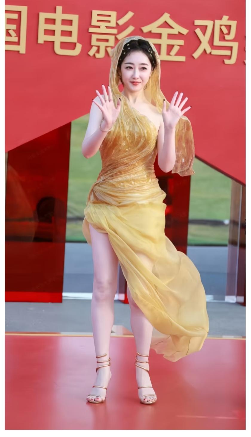 蒋梦婕，第一次感觉她是那么白，连脚丫子都白的发光。