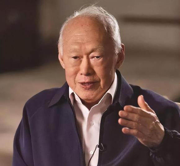 李光耀说：“治理腐败，这个很容易，一个官员拥有工资之外的巨额财富，这就是贪污来的
