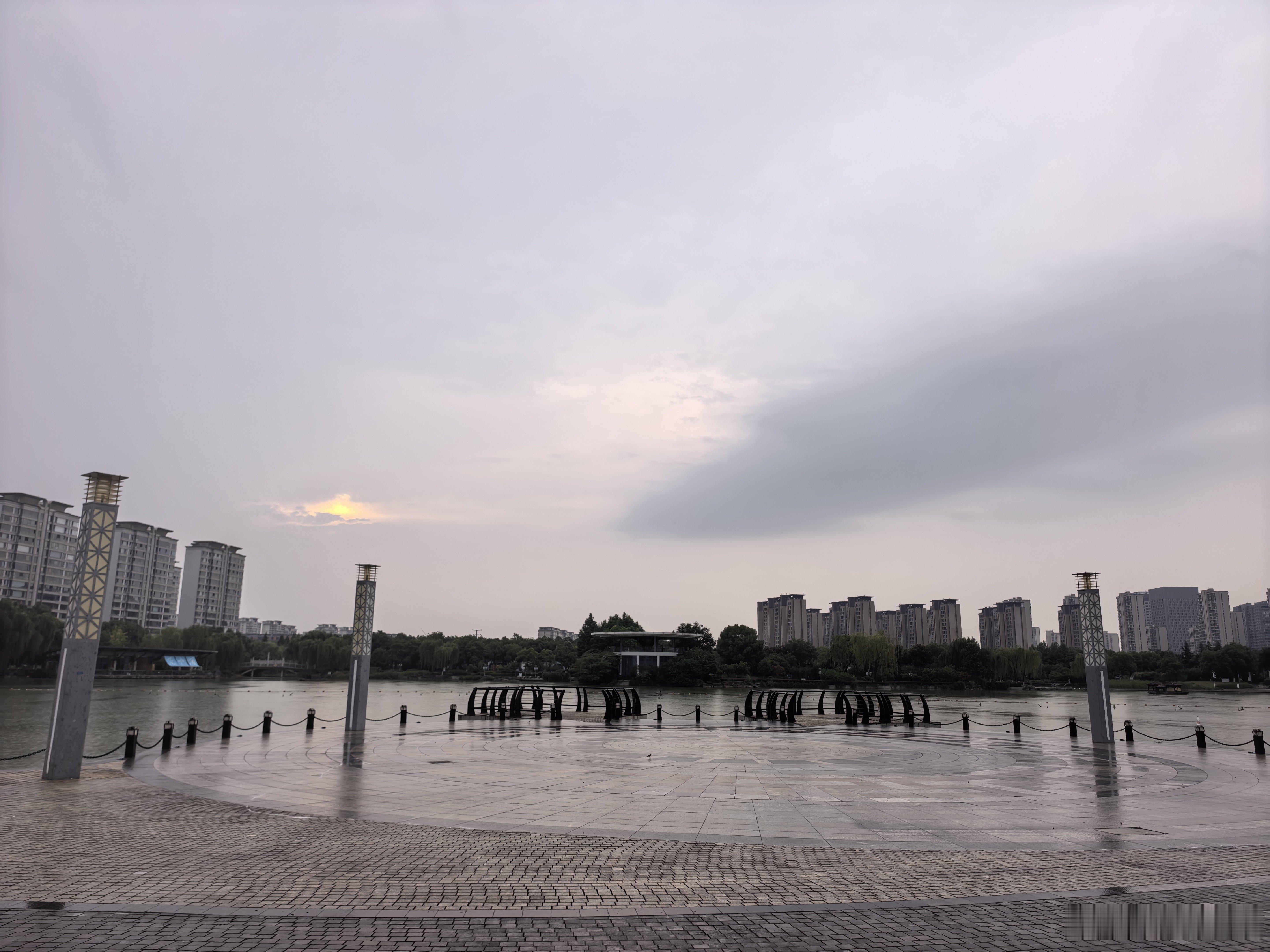 跑步运动打卡Day380慢跑一下，五点出门的气温已经达到30°了热的吃不消