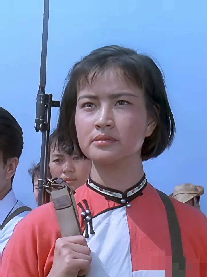 这是当年刘晓庆老师的剧照，她所塑造的女民兵形象美极了，英姿飒爽。有人说这是电影《