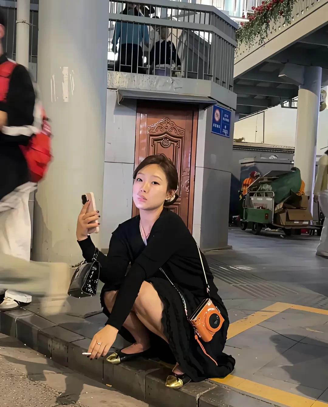 之前去成都，发现街头抽烟的女生特别多，就连在烟酒店买烟都能碰见好几个。现在抽烟的