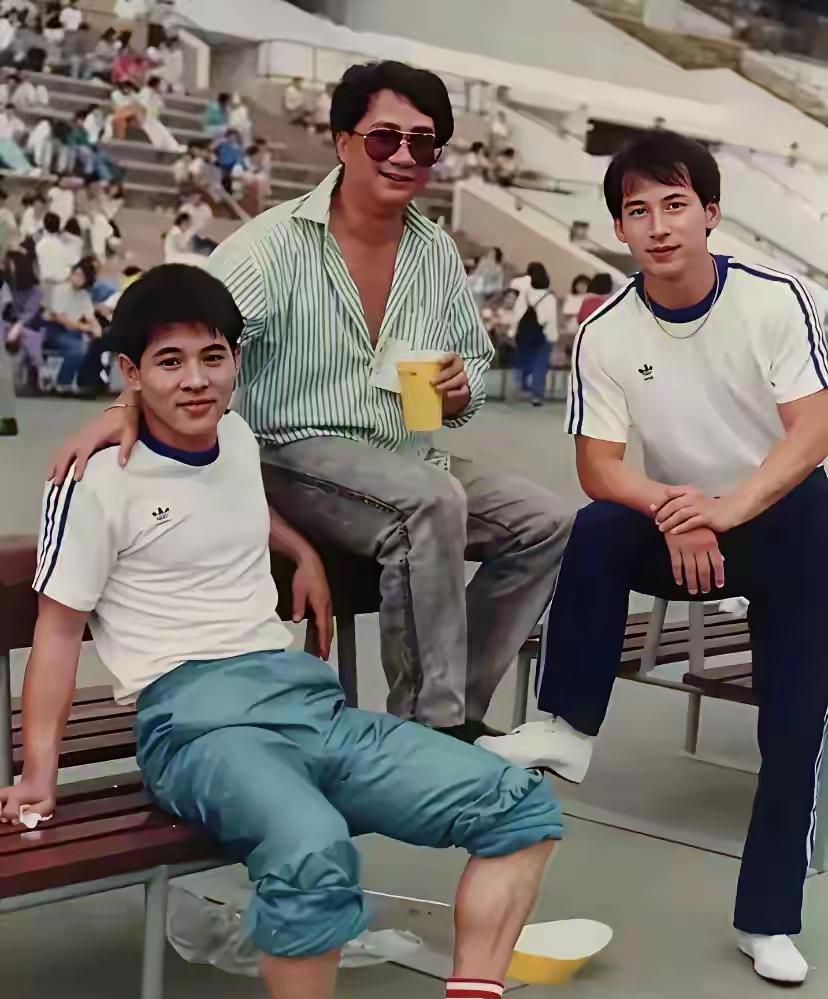 这三位型男分别是谁，我只认识其中一位，他就是李连杰，那个时候的李连杰英俊潇洒，风