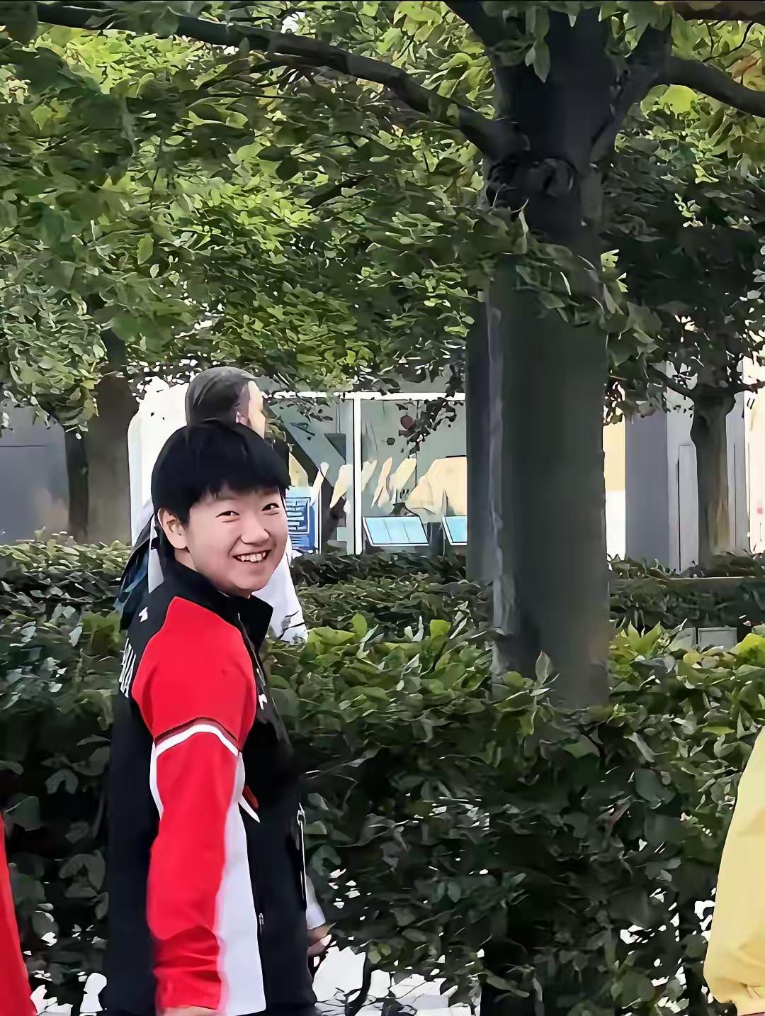 高女士，可得好好疼你家莎莎！我这心啊，现在还砰砰跳——就在小区里撞见莎莎了！平