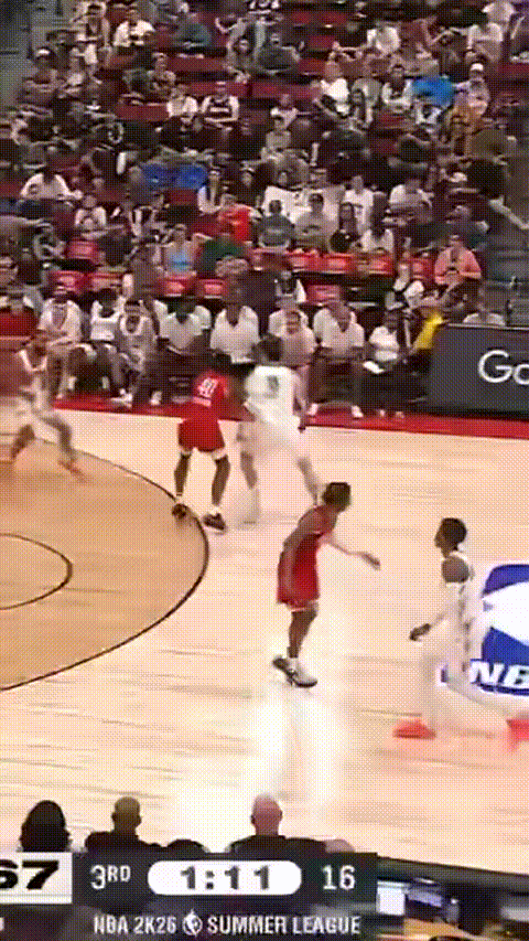 两个脚步移动奠定杨翰森在NBA地位，姚明用反手过人用了几年，杨翰森只用了两场[笑