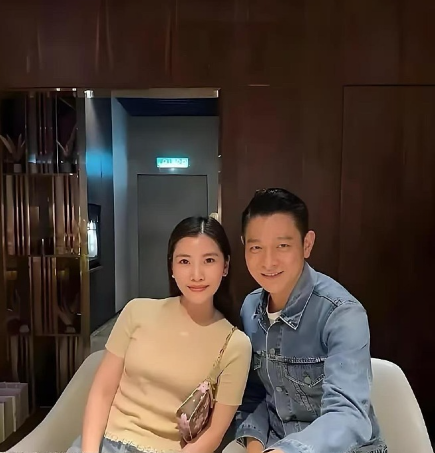64岁刘德华陪朱丽蒨回马来西亚娘家，跟妻舅陈志远一家吃饭。