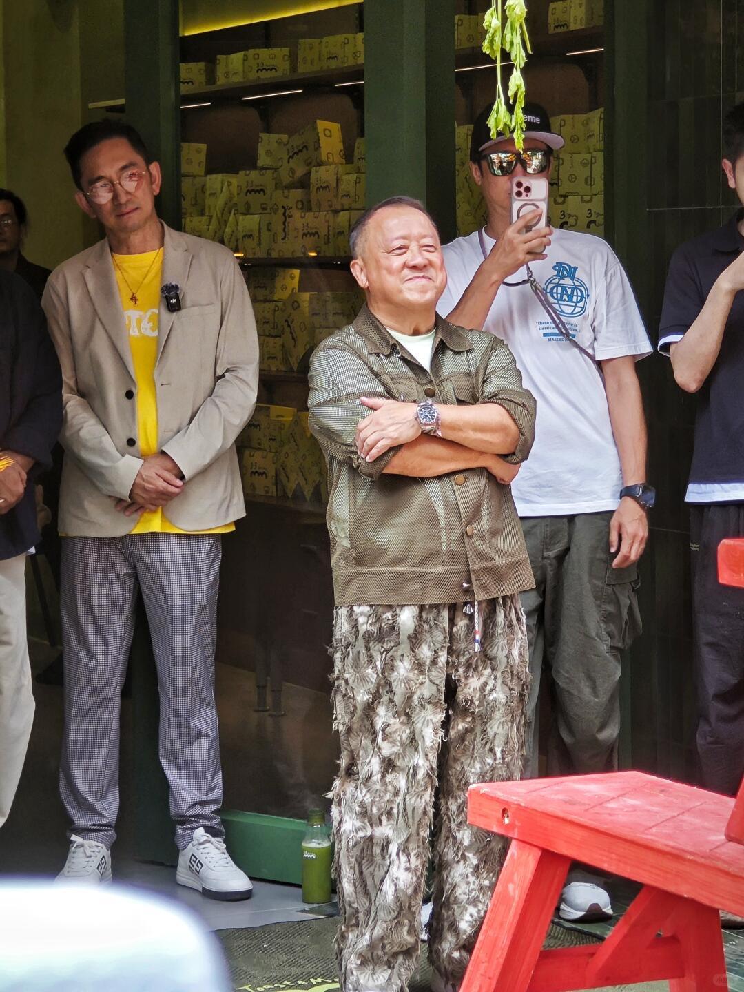 73岁曾志伟佛山禅城一开张，围裙一穿，麦长青、洪天明、吴启华剪彩，张学友、刘嘉玲
