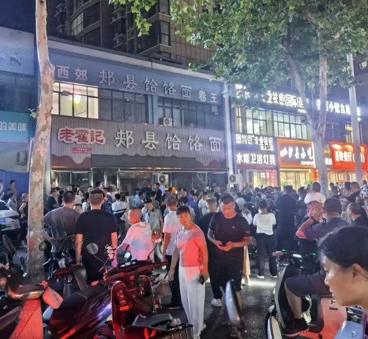 据说这是今晚刚拍的照片​网上现在到处传着一句话“如果这个店还能继续营业，就是