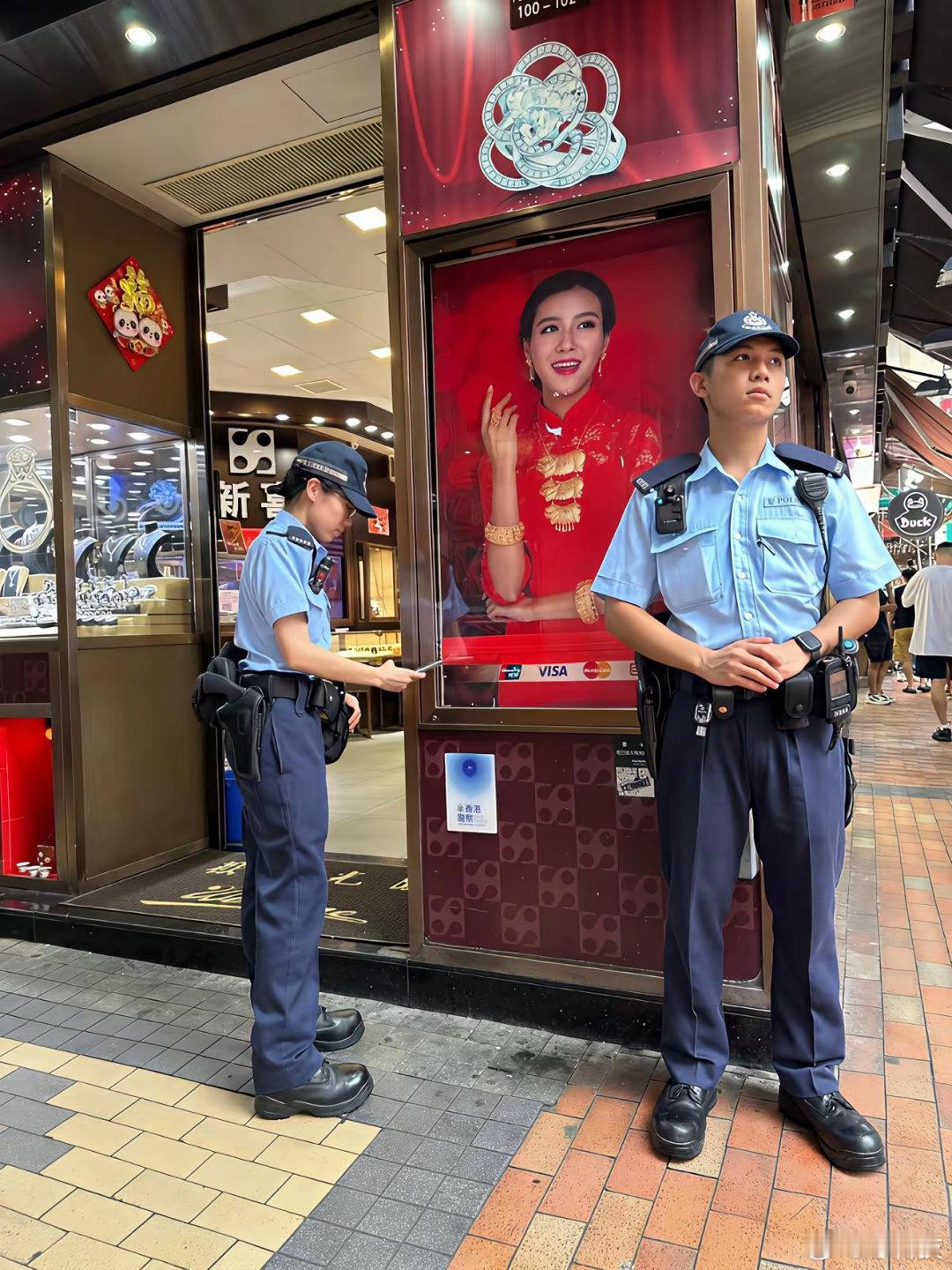 香港警察还要搞巡逻签到，不是有巡逻定位的吗[吃瓜]​​​