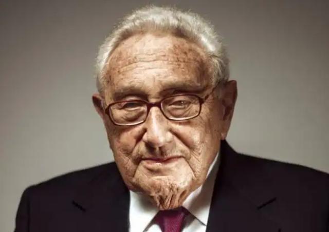 一旦中美开战，美军将全面轰炸中国？100岁的基辛格早就发出过警告：“美国盟友再多