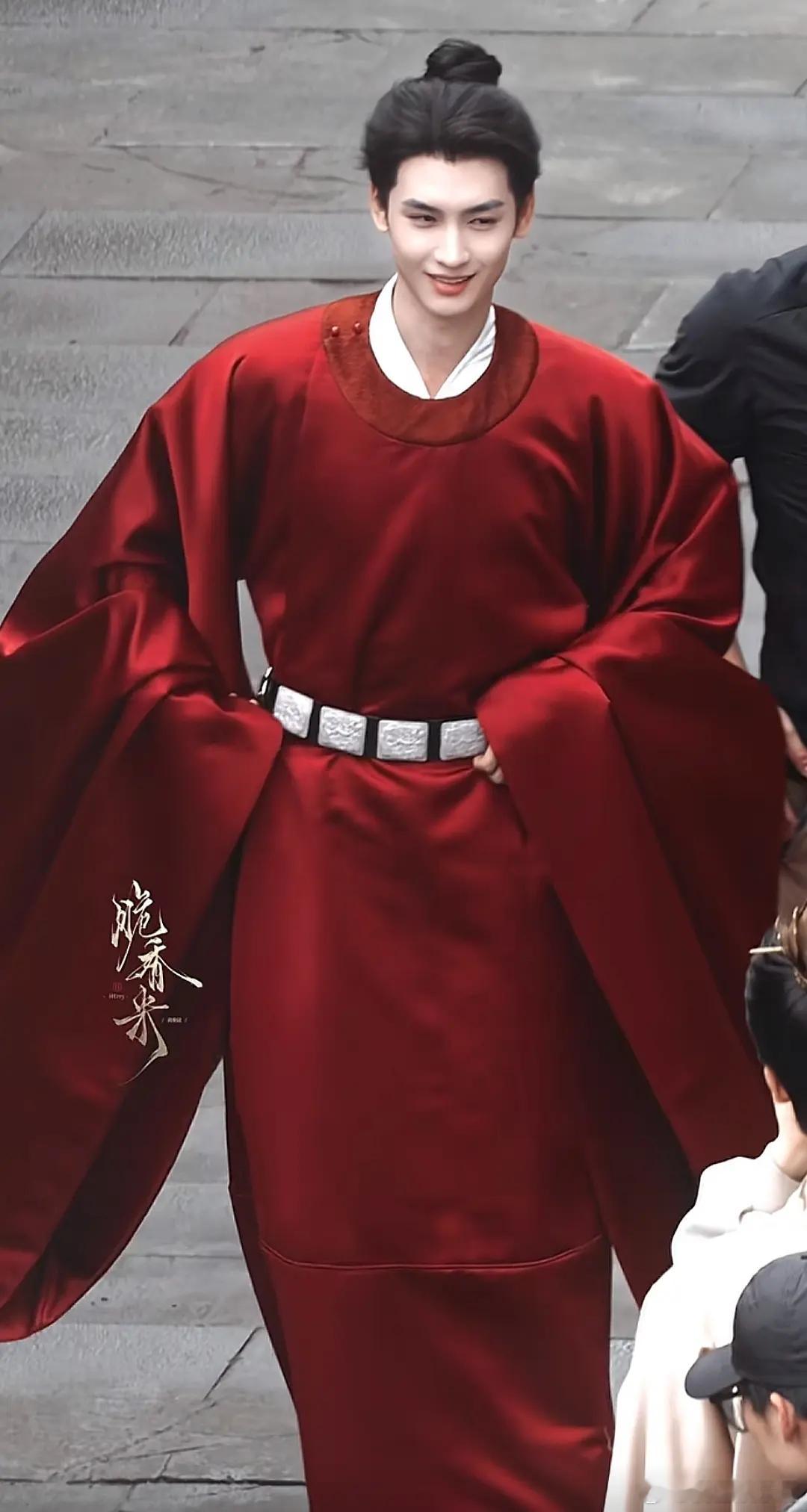 这位也挺帅的啊，是新人还是沧海遗珠