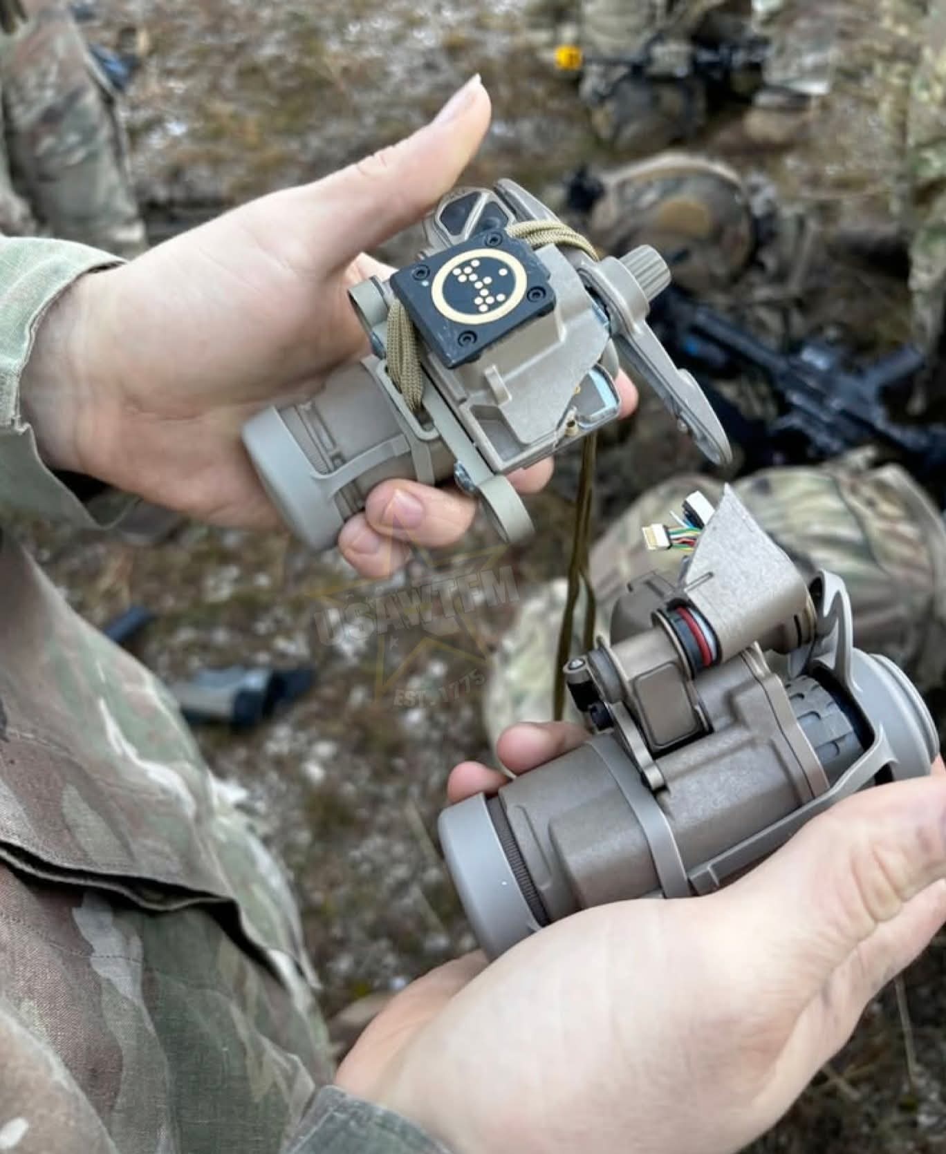 当两个人打夜战，但是只有一具双桶夜视仪