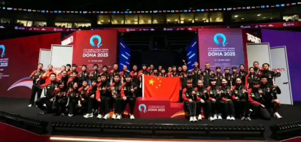 何卓佳抖音上发现宝贝！2025多哈世乒赛中国队合照！所有人都穿着今年的新队服