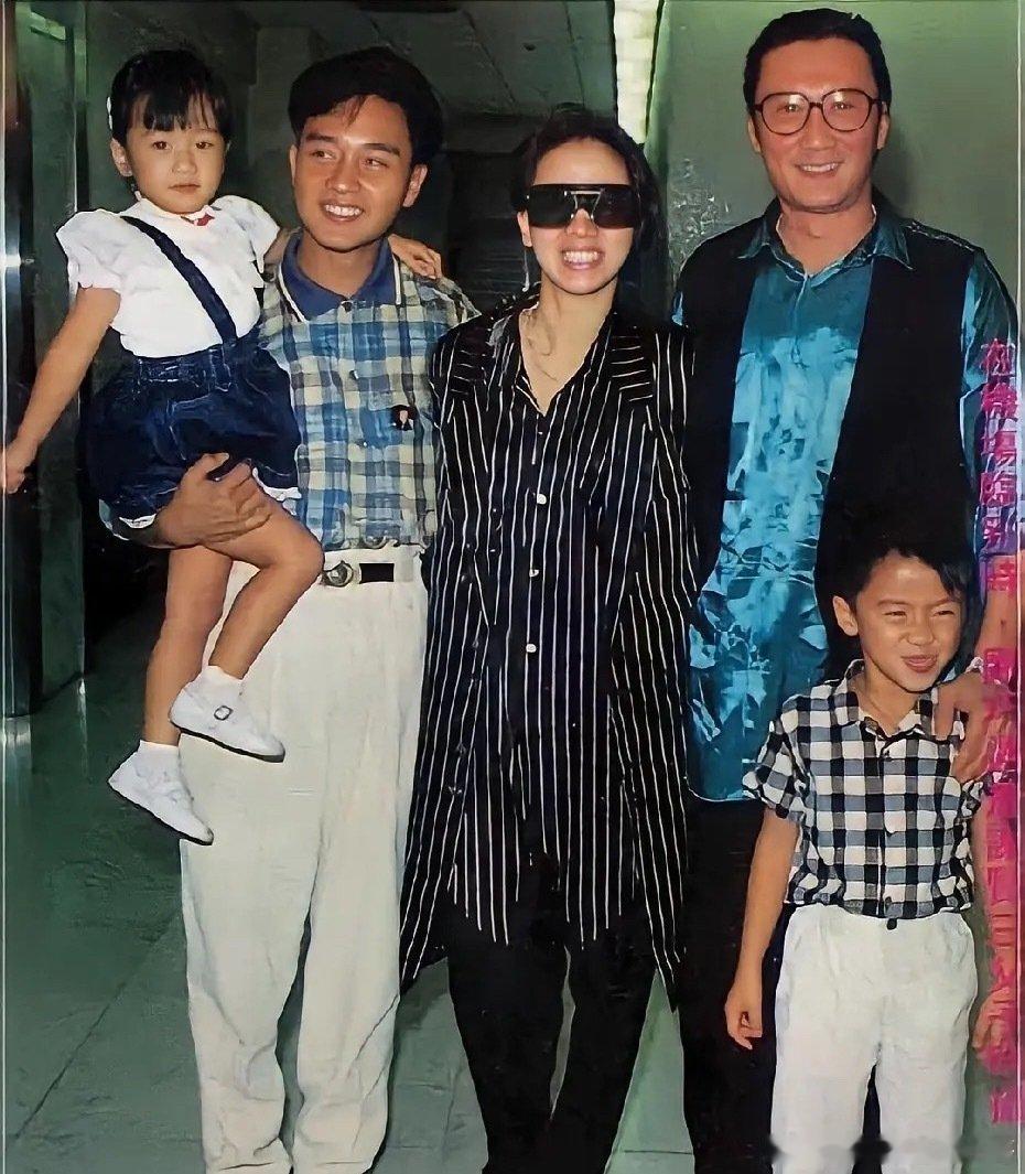 80年代，谢贤携一对儿女与张国荣、梅艳芳的留影，如今三人又在另一世界重逢了。​