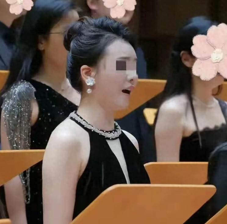 退礼服后续：演出团火速撇清关系，女子已暂停演出，商家表示会维权到底！ 购买衣