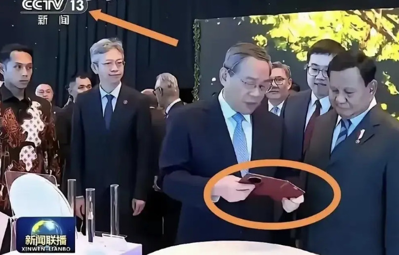 新闻联播看领导给印尼总统介绍华为三折叠手机，上次还有西班牙国王。据说这款手机在