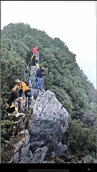 深圳山多，排牙山又是在哪里呀！刚刚看到一视频，12月6日，一名男子站在排牙山的悬