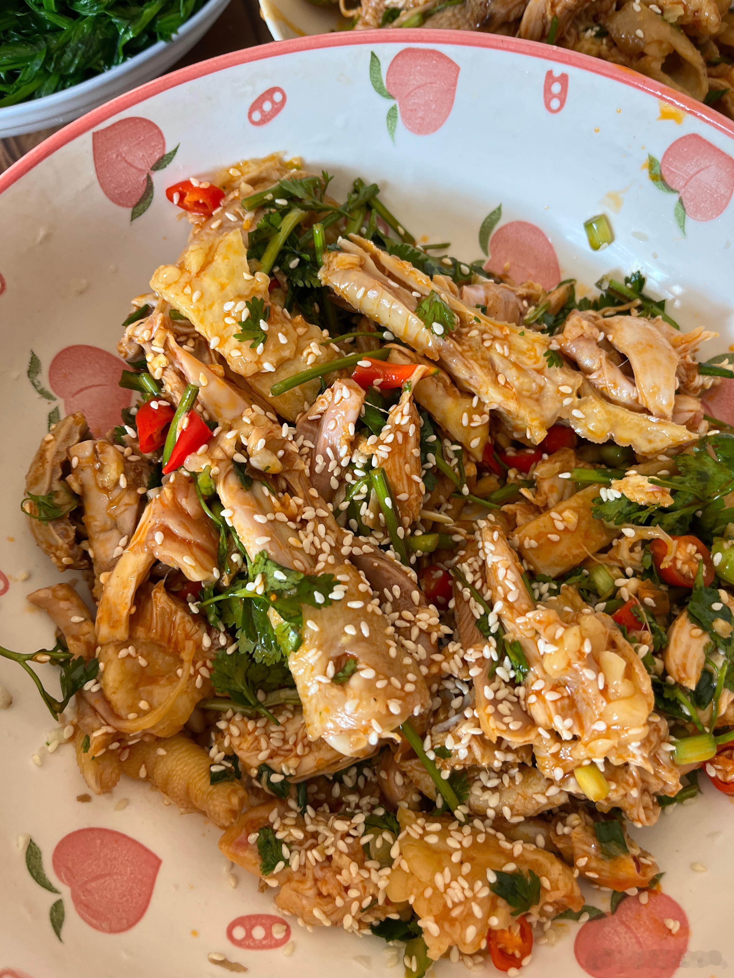 图一是老妈摘得野菜，说好好吃，我觉得有点苦，要煮汤才好吃。图二是手撕鸡，一个辣的