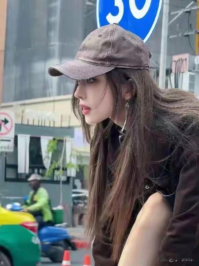 娜扎向来无惧生图，任你随意抓拍，她始终美得出众。她连续8年入选全球最美面孔，这张