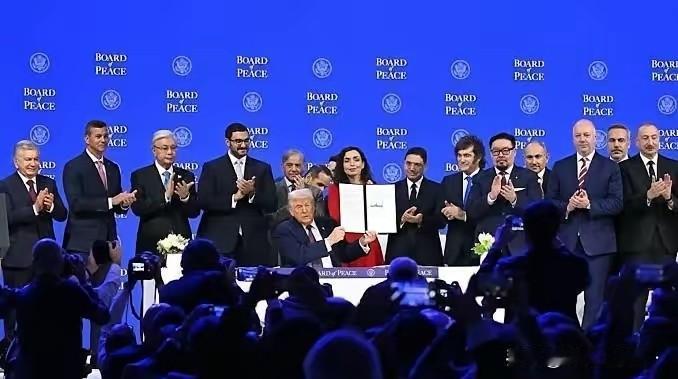 由特朗普担任主席的“和平委员会”终于在达沃斯签字了，目前明确签字加入的国家有: