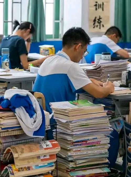 我拿这个儿子怎么办？儿子高考结束十来天了，这段时间在家整天抱着