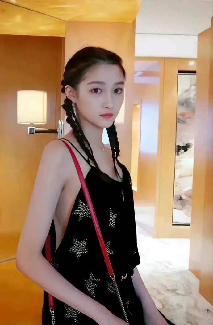 看了关晓彤的照片我有一种很强烈的预感感觉喜欢她的人会越来越多，因为她真的太上