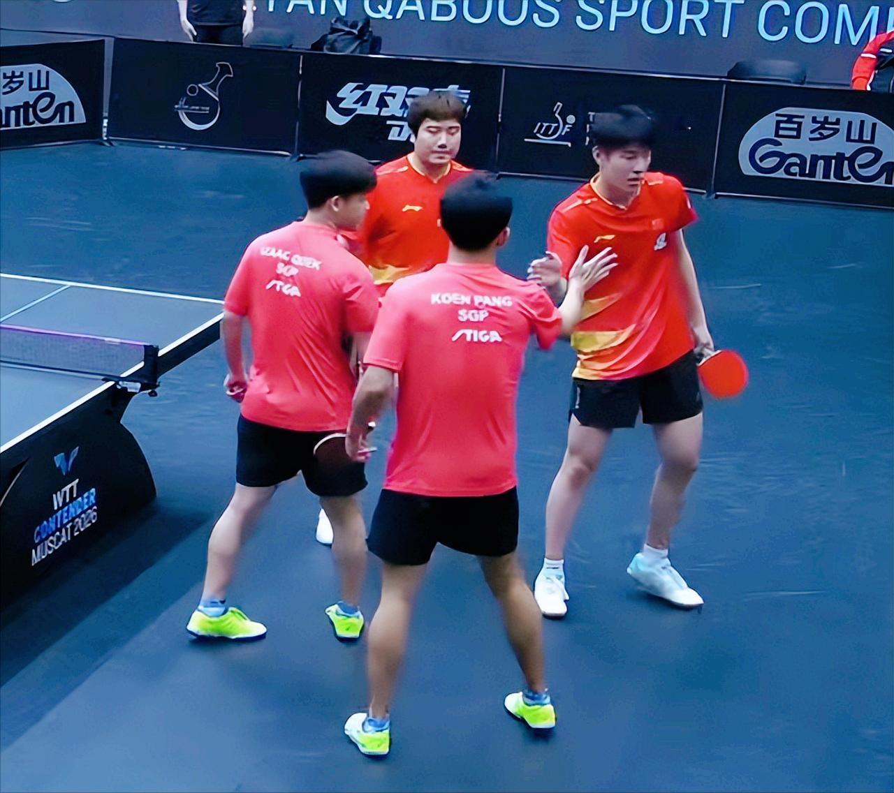 我去！梁靖崑/温瑞博2:3爆冷输给新加坡组合。我早说过，别让梁靖崑打双打了，