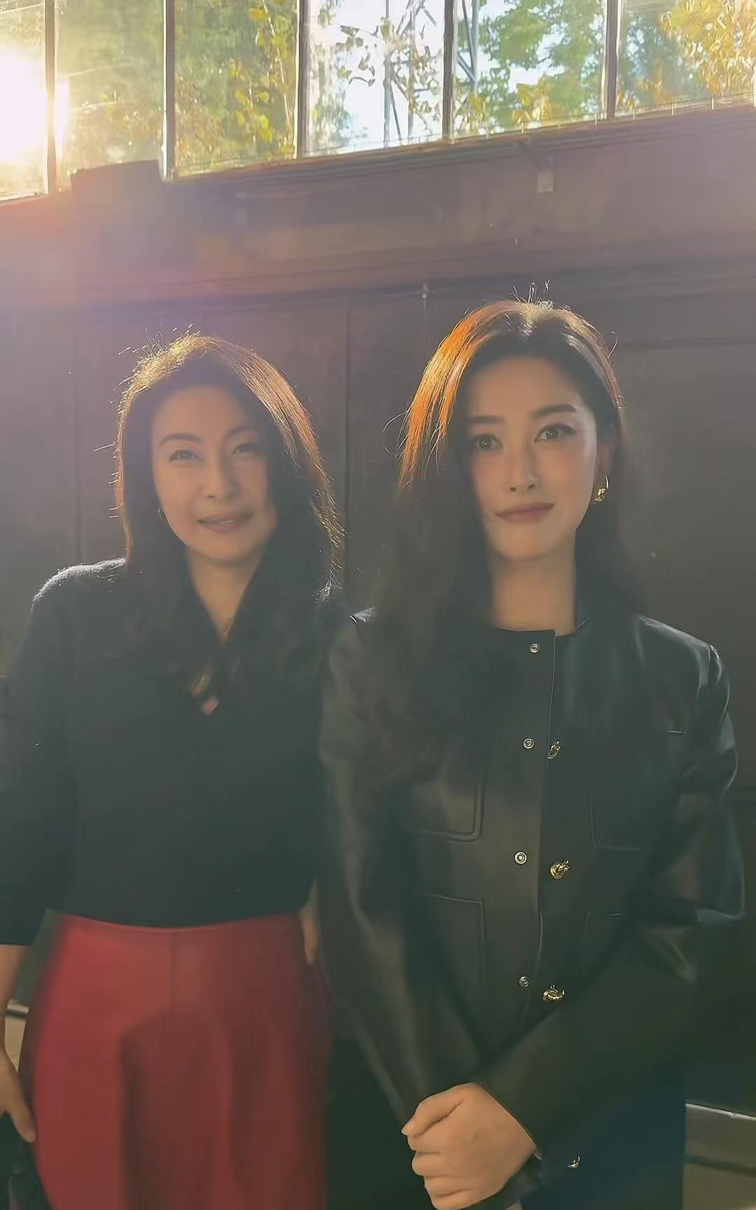 郭晶晶去看BV的2026春夏大秀啦！穿的蓝色针织衫配红色半裙，颜色搭得特亮眼。