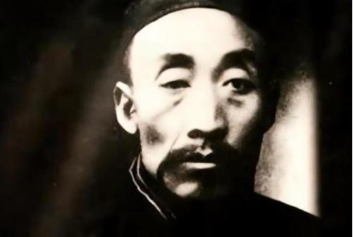 毛主席的父亲名叫毛贻昌字顺生，生在清朝末期的湖南湘潭村，毛贻昌自幼家境贫寒，但他