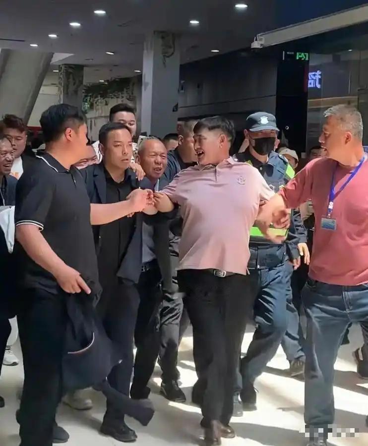 🌞大衣哥五一商演被保安像拖麻袋一样架走，双脚离地满脸带笑，网友都说太丢人，