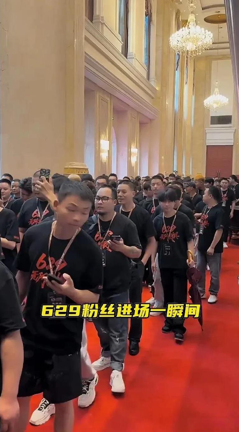 发现刘二狗办周年庆活动到现场的粉丝几乎都是男的，年龄也不大。按散打的话，刘二狗办