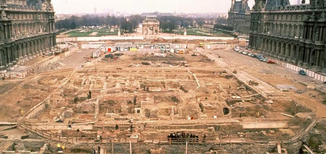 在贝聿铭获准开始建造卢浮宫金字塔之前，他不得不等待。1984年，考古学家们进驻了