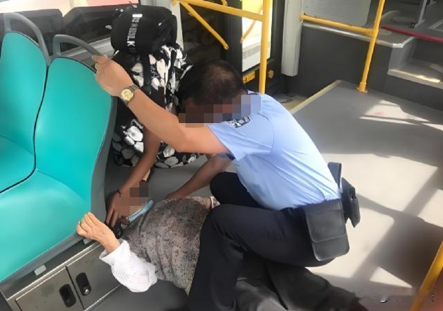 谁死谁有理？陕西西安，一男子乘坐公交车时猝死，家属怪司机没及时抢救男子，向公交公